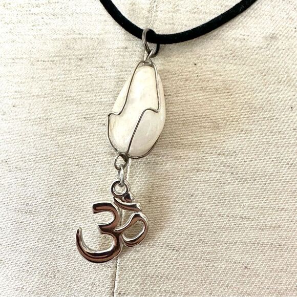 Milky Quartz OM pendant necklace - Picture 1 of 9